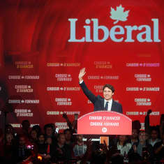 Justin Trudeau juhlii vaalivoittoa kannattajiensa ympäröimänä.