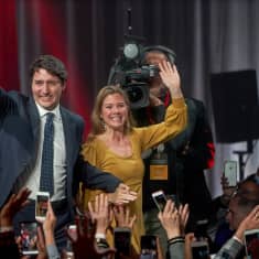 Pääministeri Justin Trudea vaimonsa Sophie Gregoire Trudeaun kanssa Montrealissa vaalivoiton jälkeen. Lokakuu 2019.