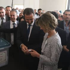 Assadit äänestämässa presidentinvaaleissa Damaskoksessa