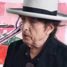 Bob Dylan maalauksensa edessä.