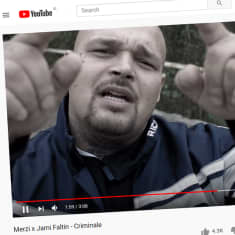 Kuvakaappaus musiikkivideosta YouTubesta. Kuvassa mieshenkilö osoittelee sormillaan ylöspäin.