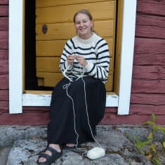 Reetta Pellikka lapsuusmaiasemissaan Jalasjärvellä.