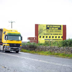 Rekka ohittaa brexit-vastaisen kampanjan tienvarsimainoksen Killeenissä Pohjois-Irlannissa.