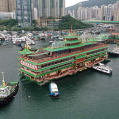 Ihmiset kerääntyivät jättämään hyvästit ikoniselle kelluvalle Jumbo Seafood Restaurant -ravintolalle Hongkongissa