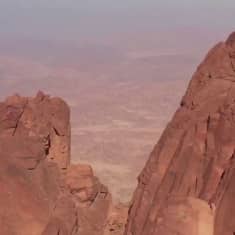 Saudi-Arabia rakentaa Punaisenmeren rannalle futuristisen Neomin talousaluetta. Ensimmäisen osan pitäisi valmistua vuonna 2025.