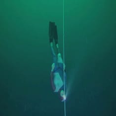 Katso ranskalaisen vapaasukeltajan pulahdus 120 metrin syvyyteen