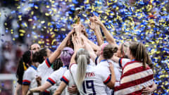 Katso suorana: jalkapallon naisten MM-kultamitalijoukkue juhlii voittoaan New Yorkissa