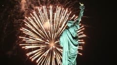 Vuosi vaihtuu maailmalla - näyttävimmät ilotulitukset New Yorkista Yhdysvalloista