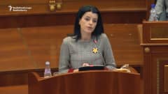 Sotarikoksen kokenut Vasfije Krasniqi-Goodman auttaa nyt muita Kosovon parlamentissa