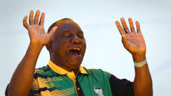 Cyril Ramaphosa saattaa olla seuraava Etelä-Afrikan presidentti. Ramaphosa tervehtii molempia käsiä nostamalla ennen puhettaan.