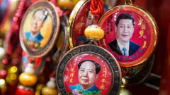 Matkamuistoja Xi Jinpingin ja Mao Zedongin kuvilla myynnissä Pekingissä.