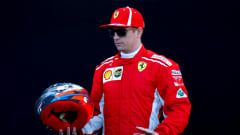 Kimi Räikkönen kypärä kädessä.