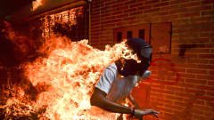 Voittokuva on otettu Venezuelassa Caracasissa protestien aikaan. Kuvassa tuleen syttynyt protestoija 28-vuotias Jose Victor Salazar Balza juoksee katuja pitkin kaasunaamari päässään.