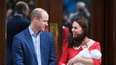Prinssi William ja herttutar Kate lähtivät kotiin pikkuprinssin kanssa