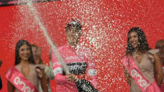 Rohan Dennis suihkuttaa.
