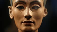 Lähikuva Nefertitin kasvoista edestäpäin.