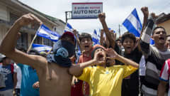 Nuoria mielenosoittajia Masayan kaupungissa Nicaraguassa 13. toukokuuta.