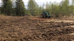 Traktori kyntää peltoa Tornion Karungissa.