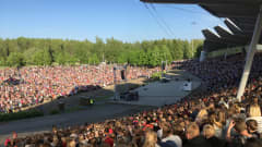 Tuhansia ihmisiä laulamassa Joensuun Laulurinteellä Suomen suven avauksessa kesäkuussa 2018.