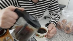 seniori kaataa kahvia