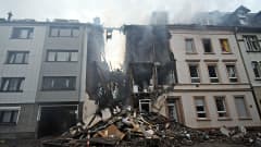 Räjähdyksen jälkiä kerrostalossa ja sen ulkopuolella Saksan Wuppertalissa 24. kesäkuuta.
