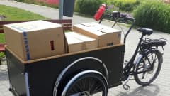 Polkupyörä, jonka kuljetuslaatikossa on pahvilaatikoita