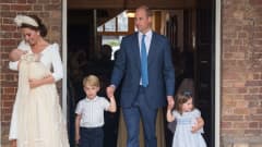 Cambridgen herttuatar Catherine sylissään prinssi Louis, Cambridgen herttua, prinssi William sekä heidän aiemmat lapset prinssi George ja prinsessa Charlotte prinssi Louisin ristiäisissä.