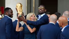 Juhlatunnelmissa maailmanmestari Paul Pogba ja Ranskan presidentti Emmanuel Macronin puoliso Brigitte