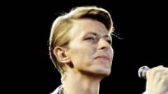 David Bowie esiintymässä Hampurissa vuonna 1976.