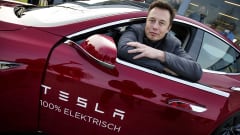 Elon Musk poseerasi Teslan kanssa Amsterdamissa vuonna 2014.