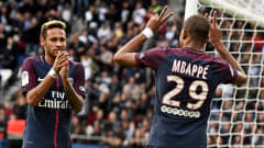 Kylian Mbappé ja Neymar juhlivat maalia PSG - Girondins Bordeaux -ottelussa.