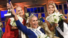 Alina Voronkova kruunattiin Miss Suomi 2018 ja perintöprinsessoiksi valittiin Eevi Ihalainen (oik.) ja Jenny Lappalainen (vas.) Billnäsin ruukilla Raaseporissa 29. syyskuuta