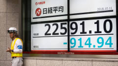 Tokion pörssin laskevat kurssit huolettivat Japanissa torstaina 11. lokakuuta.