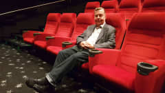 Elokuvakriitikko Tapani Maskula istuu elokuvateatterissa.