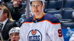 Edmonton Oilersin Jesse Puljujärvi seisoo vaihtoaitiossa.
