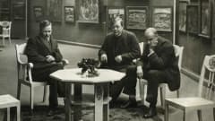 Alvar Cawén, Tyko Sall inen ja Juho Rissanen istuvat näyttelytilassa.