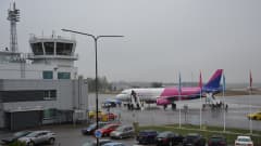 Wizz Airin kone Turun lentoasemalla.