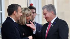Emmanuel Macron ja Sauli Niinistö tervehtivät toisiaan Elysee-palatsin edessä Pariisissa isänpäivänä 11. marraskuuta.
