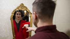 Drag-taiteilija Ville Kekäläinen katsoo peiliin jossa näkyy Linnea von Kattendam
