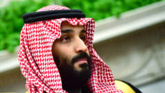 Mohammed bin Salman perinteisessä saudiasussa.