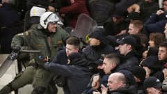 Ajaxin kannattajat ottivat yhteen poliisien kanssa AEK Ateena-ottelun katsomossa