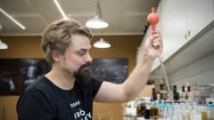Kalle Valkonen laboratoriossa