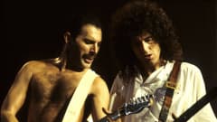 Freddie Mercury  ja kitaristi Brian May esiintymässä Lontoon Wembley Arenalla 1984.