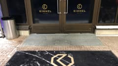 Yökerho Kimmelin ulko-oven edusta Joensuussa. 
