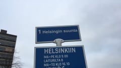 Linja-autolaiturin kyltti: Helsingin suunta.