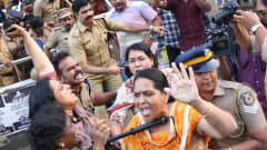 Poliisi pidätti keskiviikkona Kochin kaupungissa aktivisteja, jotka vastustivat naisten sallimista Sabarimalan pyhäkköön. Pidätettyjen joukossa oli myös naisia.