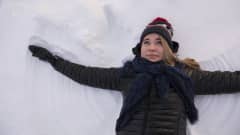 Anniina Rytkönen tekee lumienkeliä