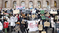 Koululaiset osoittivat mieltään ilmastonmuutosta vastaan eduskuntatalon edustalla Helsingissä 11. tammikuuta