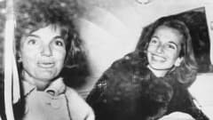 Jacqueline Kennedy (vas.) kuvattuna siskonsa Lee Radziwillin knassa Washingtonissa maaliskuussa 1961.