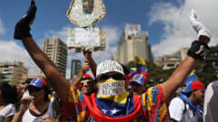 Venezuelalaiset osoittivat mieltään esteettömän humanitäärisen avun puolesta Caracasissa 23. helmikuuta.